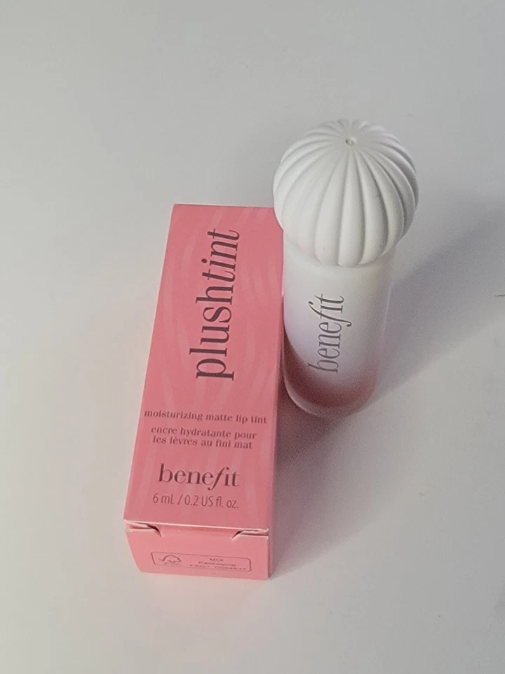 Tinte labial mate hidratante PlushTint Benefit Cosmetics - 26 Quilty Pleasure Foto 4 de 4