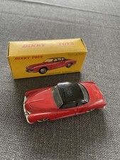 Dinky Toys, 24M Volkswagen Karmann Ghia rot mit schwarzem Dach und Box.