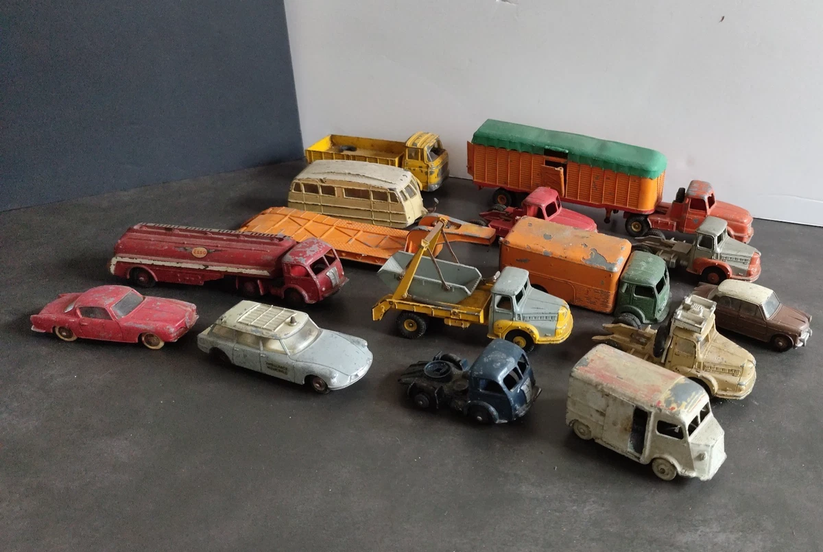 Lot Dinky Toys - Anciennes - Voitures, camions, remorque - à restaurer - Lot 1