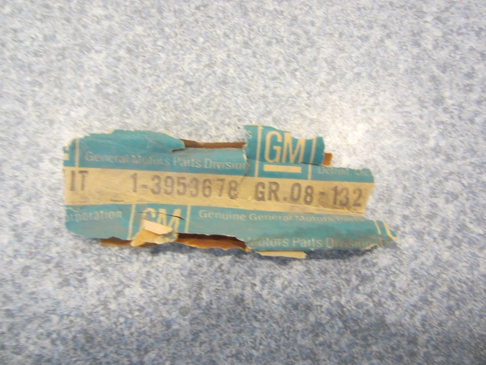 Nos 1965 Buick Wildcat Guardabarros Rueda Bien Borde Extensión Trasera Inferior Foto 2 de 4