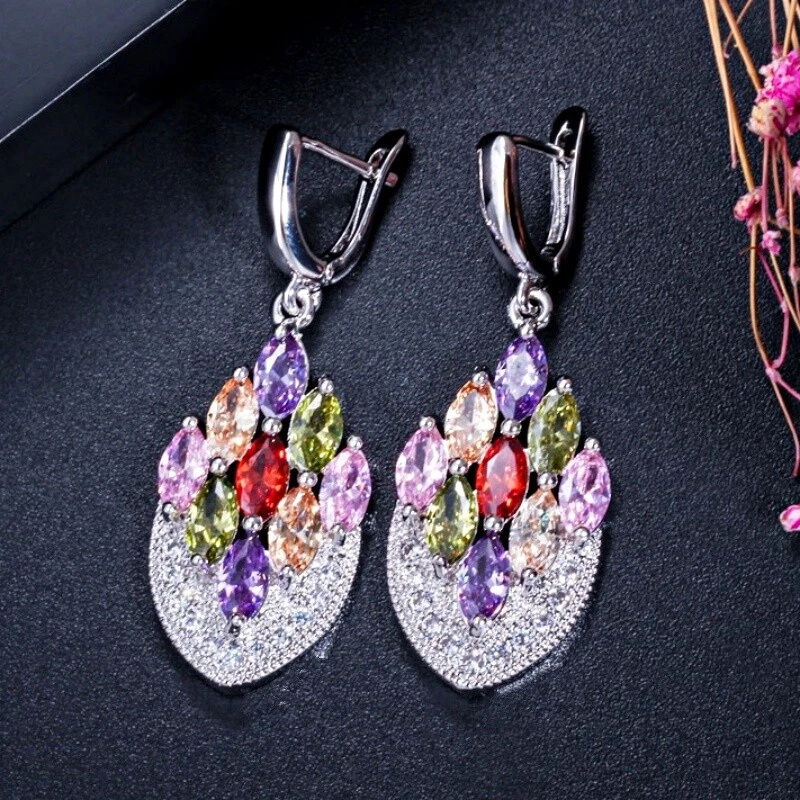 18K White Gold Filled AAA Grade Cubic Zirconia  Eye Shaped Huggie Earrings Foto 3 de 4