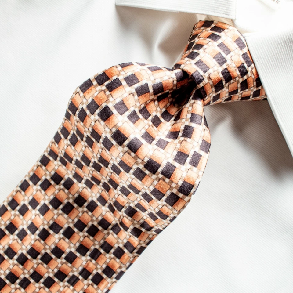 Gravata de seda geométrica VALENTINO Itália pêssego preto marfim 56"L x 4"W - Imagem 4 de 4