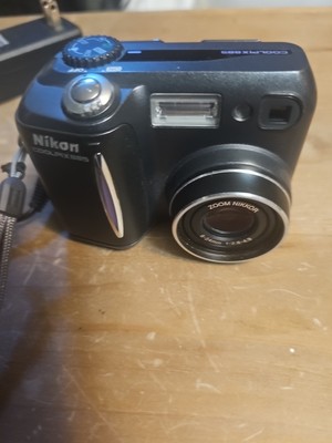 Nikon COOLPIX 885 3.2MP Digital Camera - Black #9521 Comes On When You Power Up