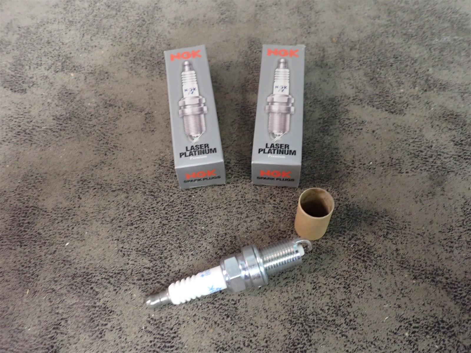 Set of 2 NEW NGK BCPR6EP-11 3350 Laser Platinum Spark Plugs BN424
