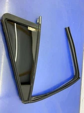 2018-2024 LINCOLN NAVIGATOR LEFT REAR QUARTER GLASS TRIM & WEATHER SEALING STRIP