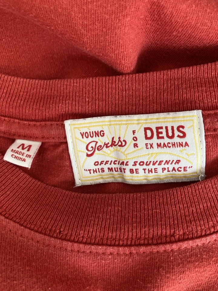 Camiseta Deus Ex Machina x Young Jerks Roja Gráfica Para Hombre Talla M Roja Retro Unisex Foto 2 de 4