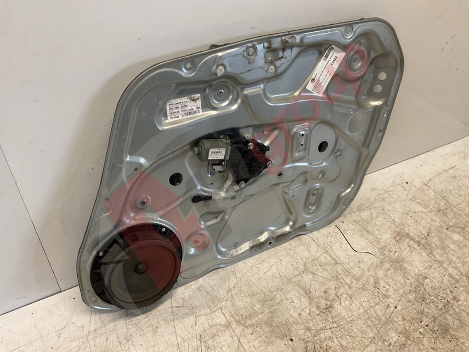 HYUNDAI I30 ESTATE MK1 08-12 PASSENGERS LEFT SIDE WINDOW MOTOR 824802R060 - Image 3 of 4