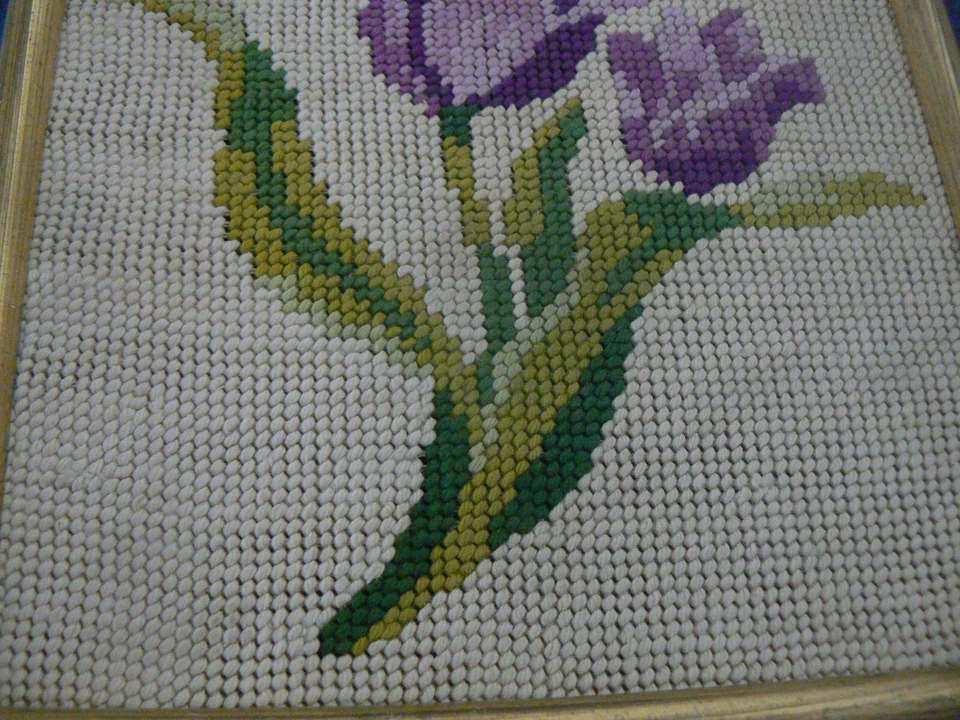 ANCIENNE TAPISSERIE ENCADREMENT BOIS DORE IRIS CANEVAS BRODERIE DEMI POINT - Photo 3/4