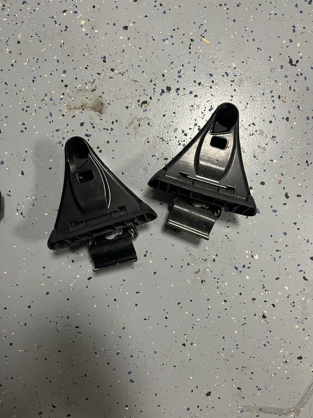 Yakima Q Towers (2) For Round Bar Roof Rack