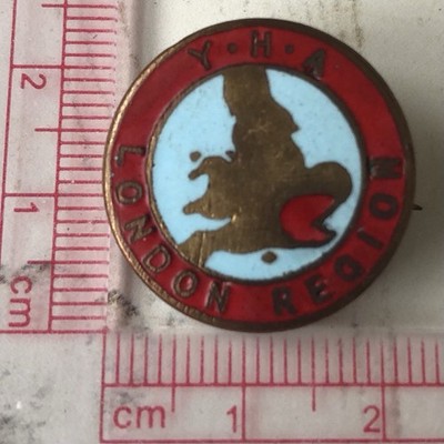 Vtg Og London Region Youth Hostel YHA Pin Badge Button