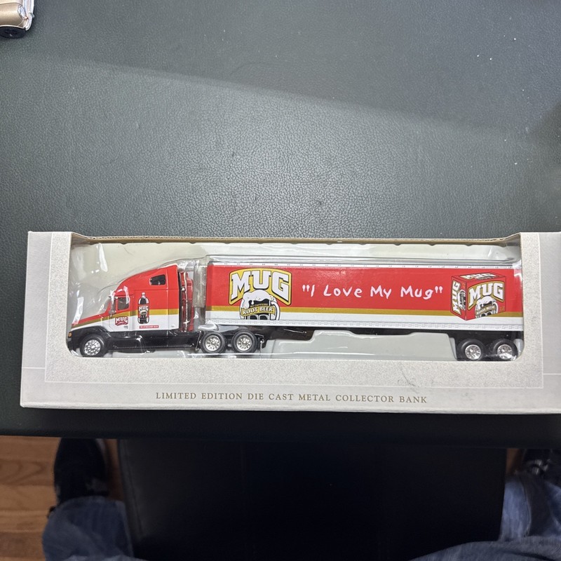 NEW IN BOX SpecCast 1/64 Mug Root Beer Freightliner Semi Truck Box Trailer 