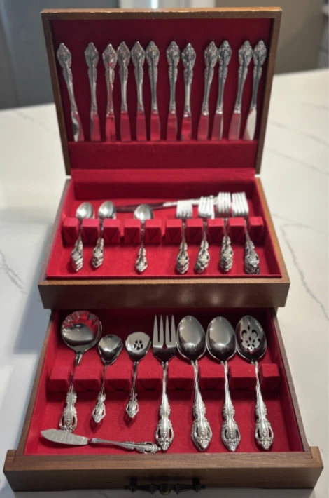 Vintage Oneida Community Brahms stainless flatware, 64 piece set w/box
Opens in a new window or tab