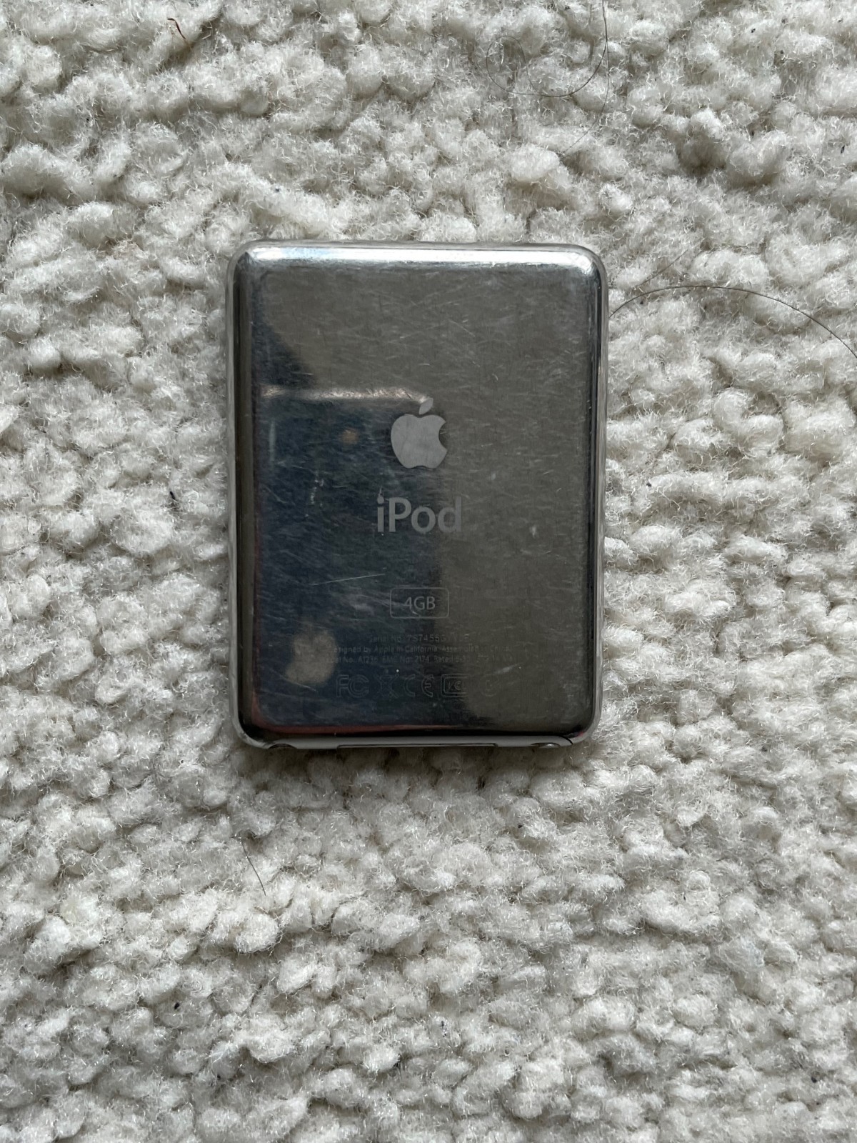 Apple iPod Nano 3rd Generation Silver 4GB MA978LL