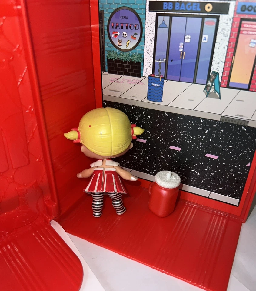 LOL Sorpresa OMG ROJO Muñeca Armario Uptown Downtown y Serie 1 Cheer Captain Foto 4 de 4