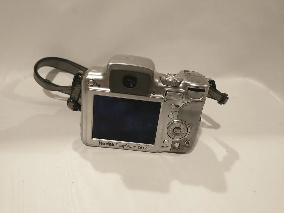 Kodak EasyShare Z612 6.1MP Digital Camera - Silver For Parts or To Fix - Image 3 of 4