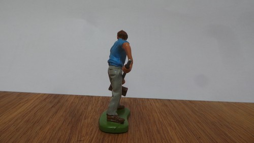 BRITAINS FARM 2058 FARM LABOURER WITH BROOM PAINTED PLASTIC MADE IN ENGLAND - Picture 4 of 5