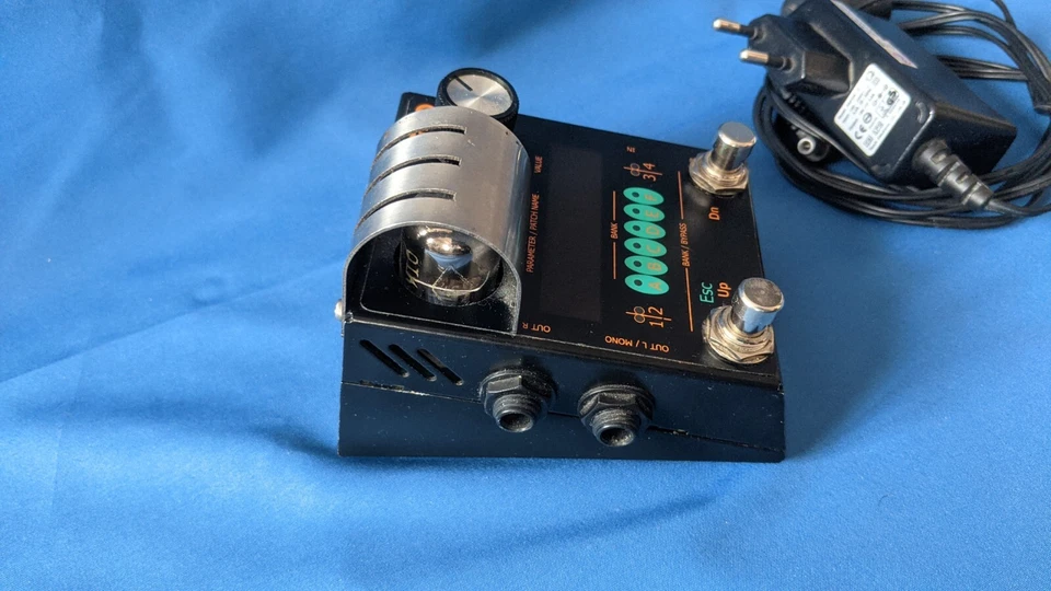 AMT Electronics TH-1 Tube Hall RARE Analog-Digital DSP tube Reverb Guitar pedal - Image 3 of 4