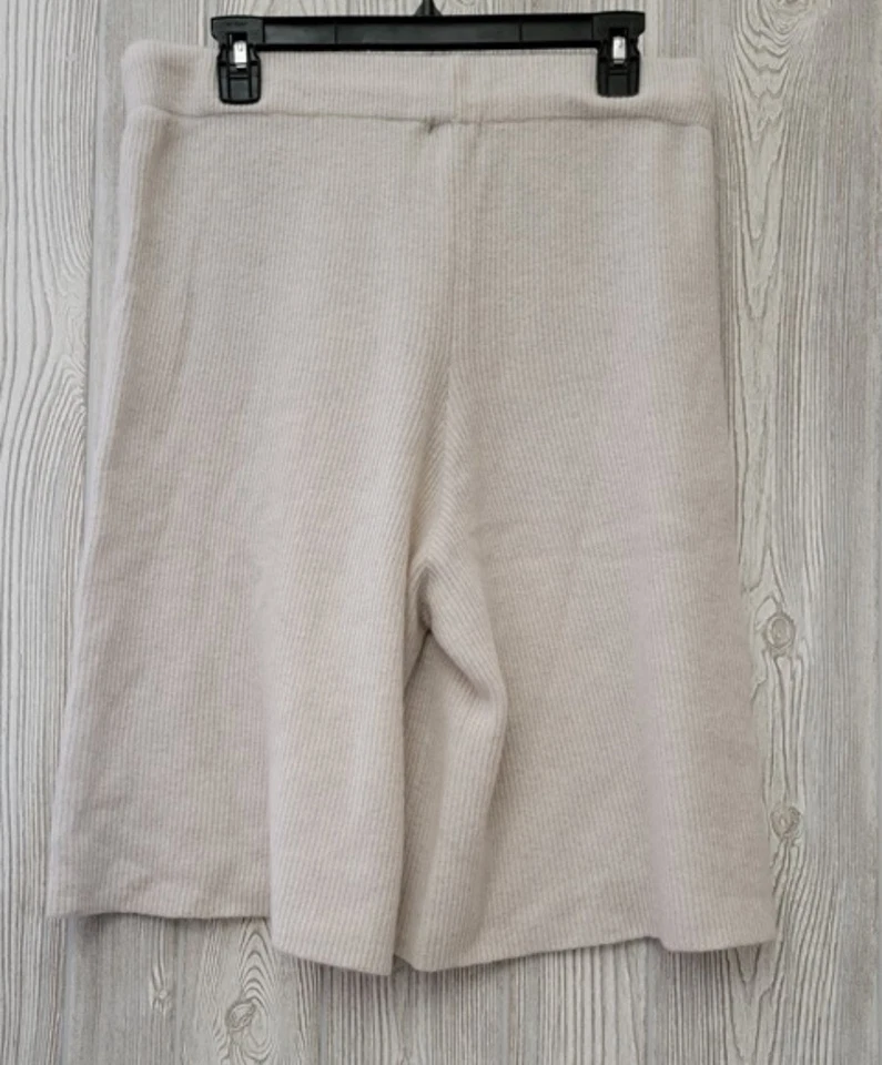 全新带标签 Calme XL 罗纹羊绒百慕大短裤奶油色 114430