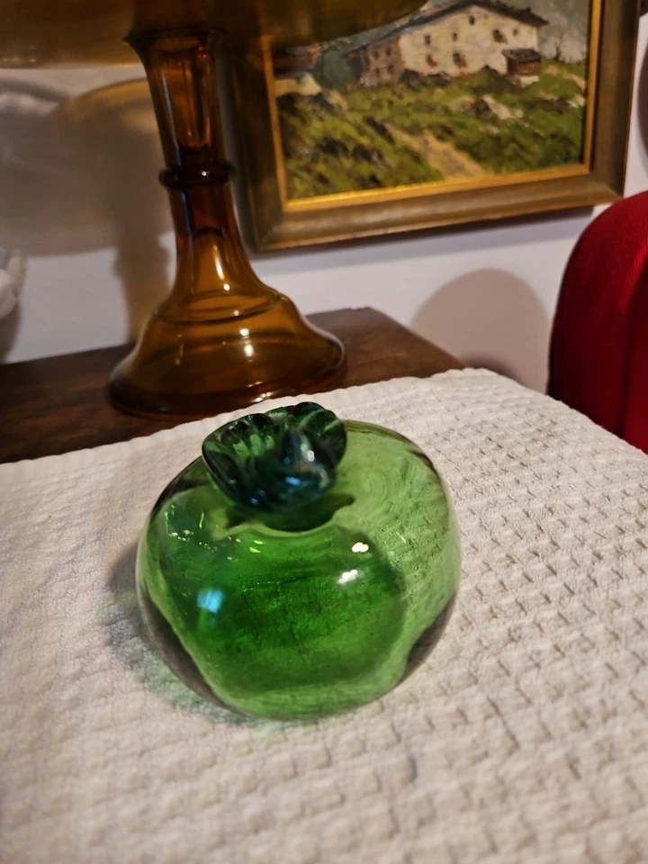 Vidrio verde soplado a mano manzana 3 X 2 1/2 Foto 4 de 4