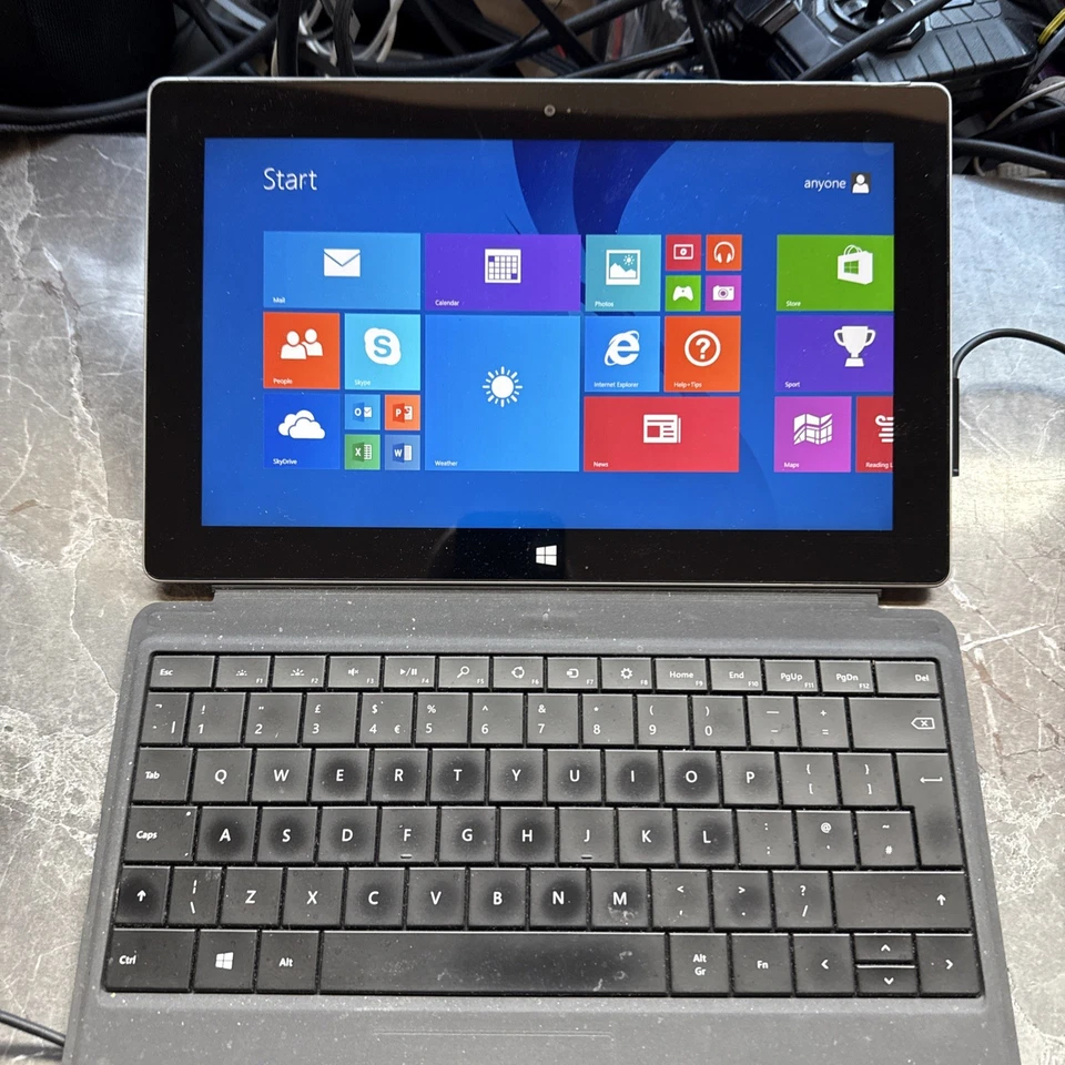 Microsoft Surface 2 Windows 8 RT 8.2 2GB Ram 4 Quad Core Battery needs Replacing - Image 2 of 4