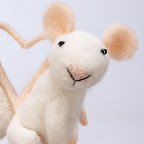 Primitives by Kathy Felt Mouse Tail Heart Couple 451281 - Picture 3 of 3