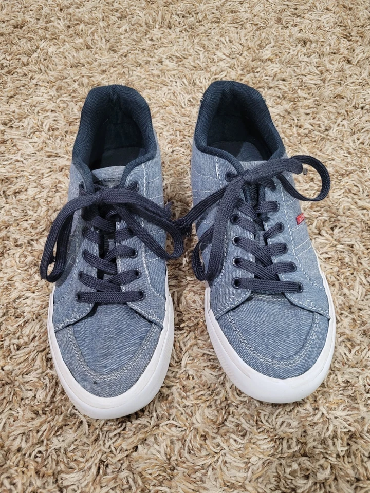 Zapatos de lona Levi's para niños talla 5,5 Foto 2 de 4