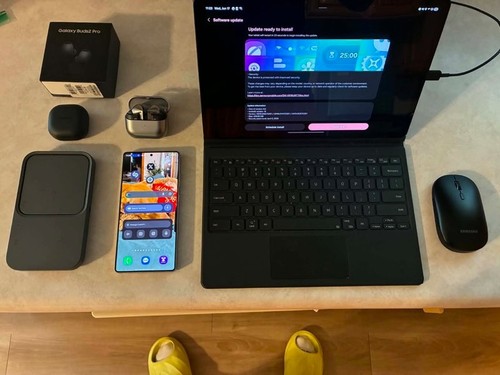 Samsung bundle. s25 ultra 512 gb, unlocked. s9 tab + with magic keyboard. etc..