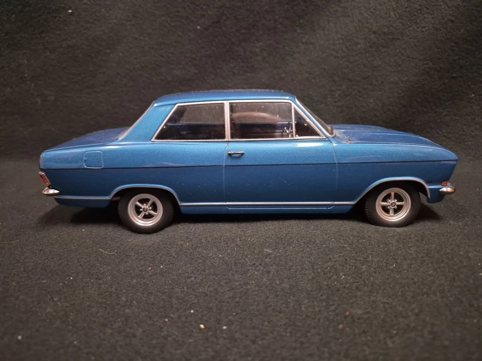 KK SCALE  SCALA 1:18 OPEL KADETT  1.2 FESTIVAL - Immagine 2 di 4