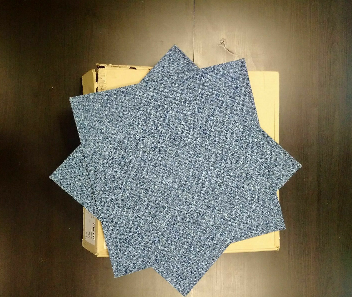 Dalles moquette bleue Desso Stratos pour aménager un espace de télétravail calme
