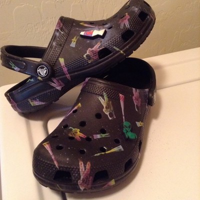 Crocs BLACK Aliens OUT OF SPACE UNIVERSE speckled shoes & 2 widgets  sz 4 M  6 W