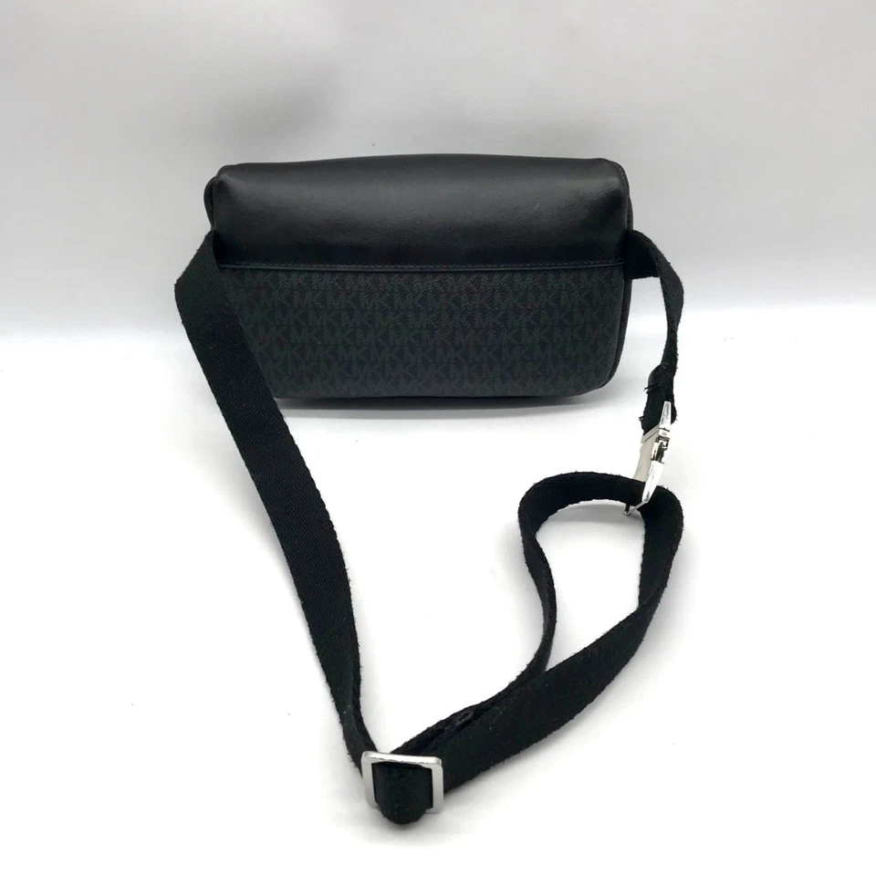 Riñonera Michael Kors negra recubierta de lona y cuero con monograma Foto 2 de 4