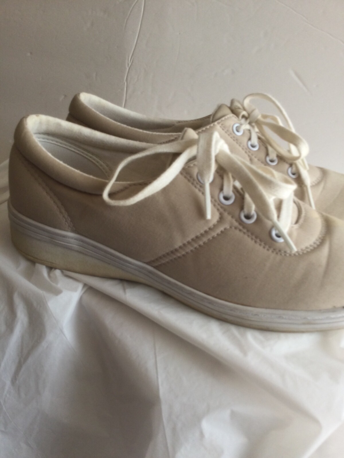 Women’s Tennis Shoes Color Beige Size 9.… Gem