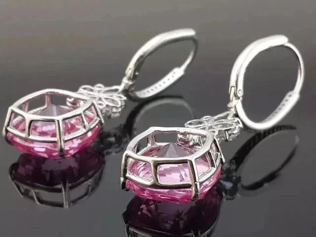 Pendientes colgantes colgantes de zafiro creados en laboratorio de corte cojín de 3 quilates enchapados en oro blanco de 14 k Foto 3 de 4