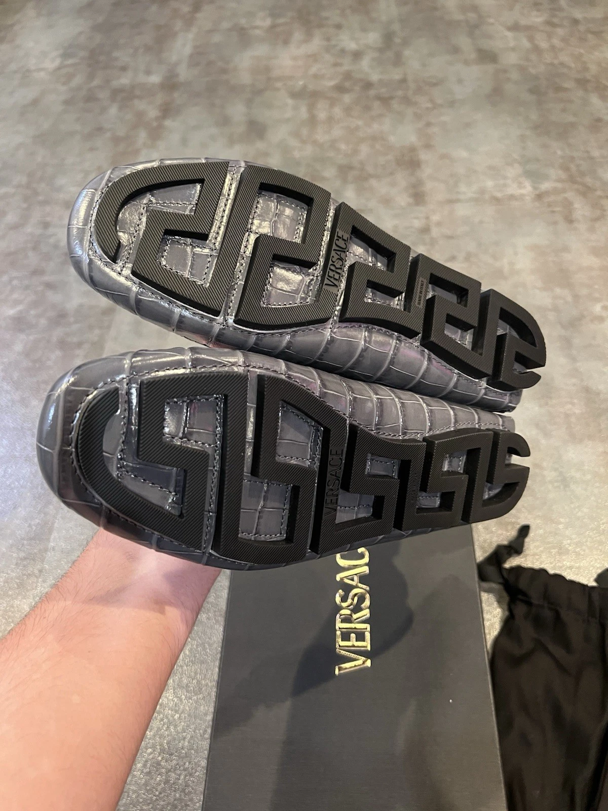 Scarpa da guida Versace Medusa Coin Croc in rilievo taglia 44 EU 11 US $ 850 metallo