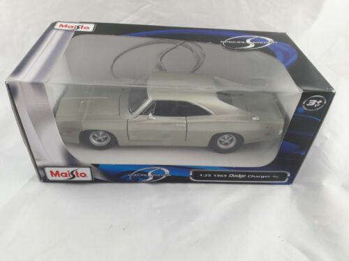 Maisto 1969 Dodge Charger  RT 1:25 Die Cast Vehicle - Picture 1 of 6