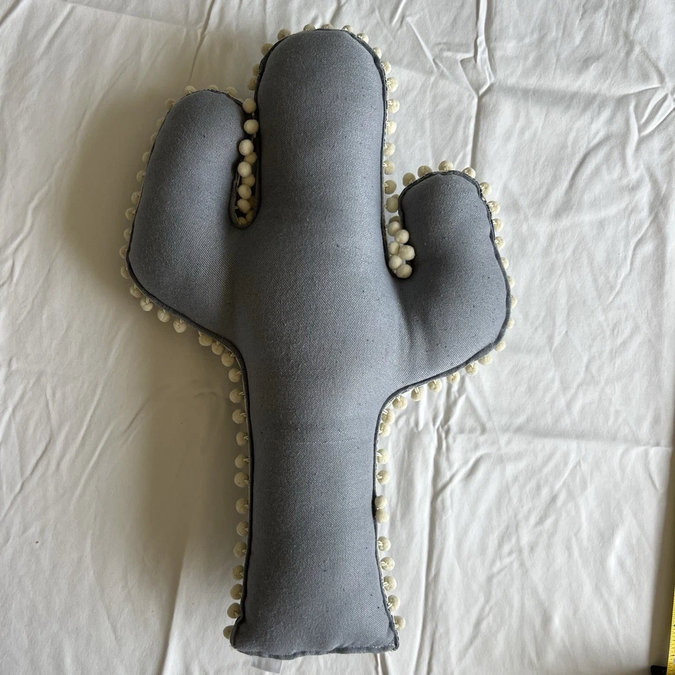 Almohada en forma de cactus de Prickly Pear Lane. Foto 3 de 4