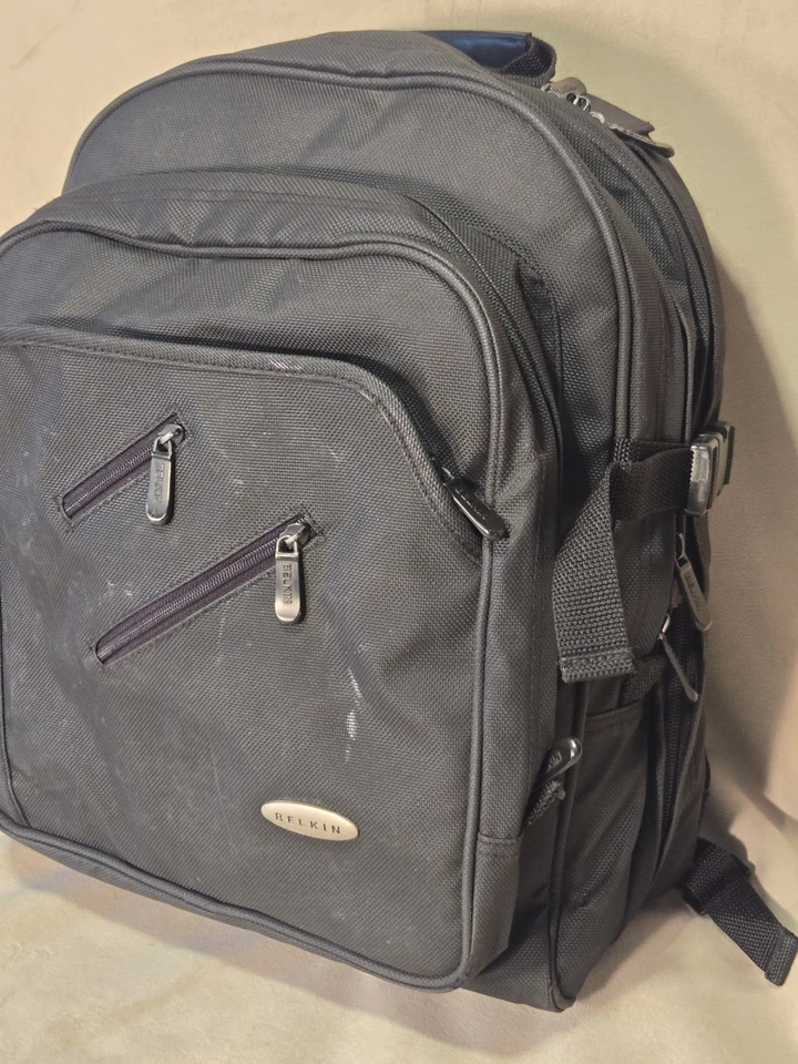 Mochila Belkin negra para portátiles de hasta 17" ~ 15 compartimentos Foto 2 de 4