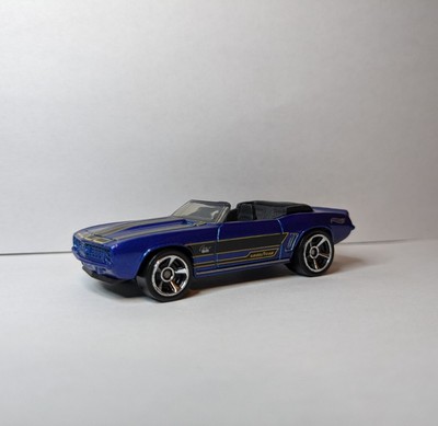 1969 CHEVY CAMARO CONVERTIBLE 1:64 SCALE COLLECTIBLE DIORAMA DIECAST CAR