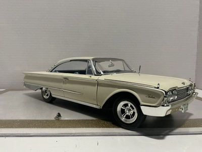 #ad 1 18 ERTL 1960 FORD STARLINER WHITE NO FRONT TIRE ROD MIRROR NEED REATTACH $62.99