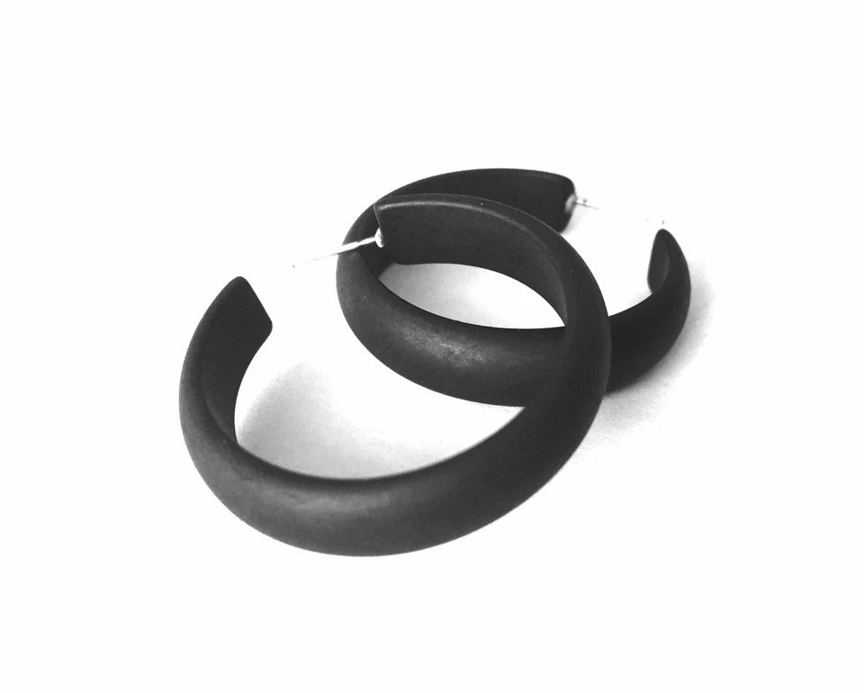 Pendientes de aro Midi Lucite negro mate Foto 3 de 4