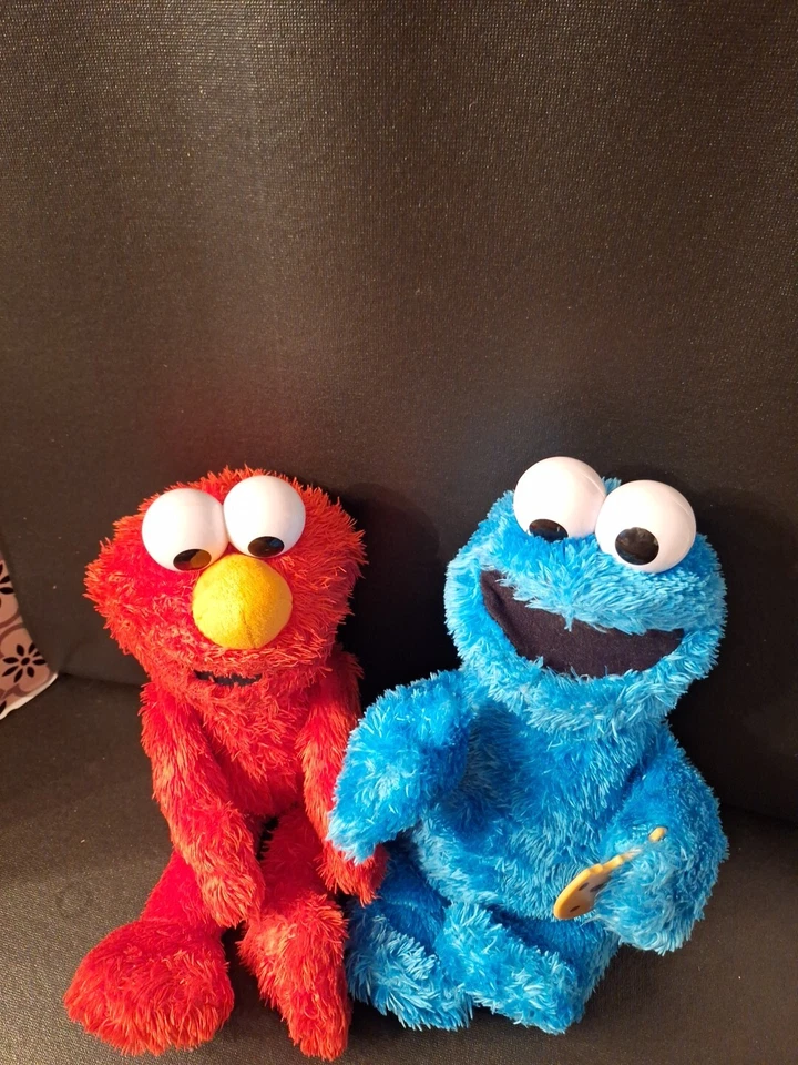 Peluche Sesame Street Hasbro 2016 Tickle Me Elmo y 2017 Cookie Monster Talking Foto 2 de 4