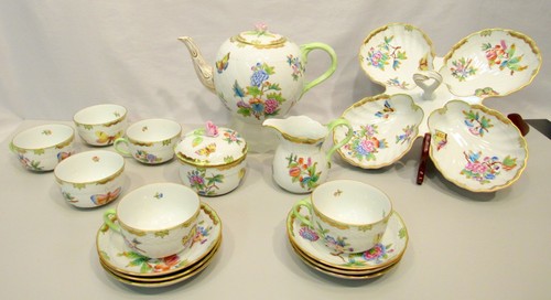 HEREND 16 PC BAROQUE QUEEN VICTORIA HUNGARIAN PORCELAIN TEA SET FOR (EZS003399)