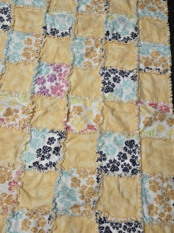 Manta acolchada de franela hecha a mano con estampado de patas de perro multicolor aprox 32x44 Foto 3 de 4