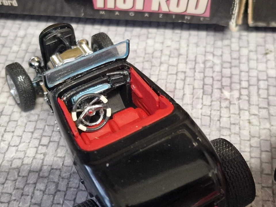 1/43 HOT WHEELS / UNIVERSAL HOBBIES - FORD HOT / STREET ROAD 1932 - Immagine 2 di 4