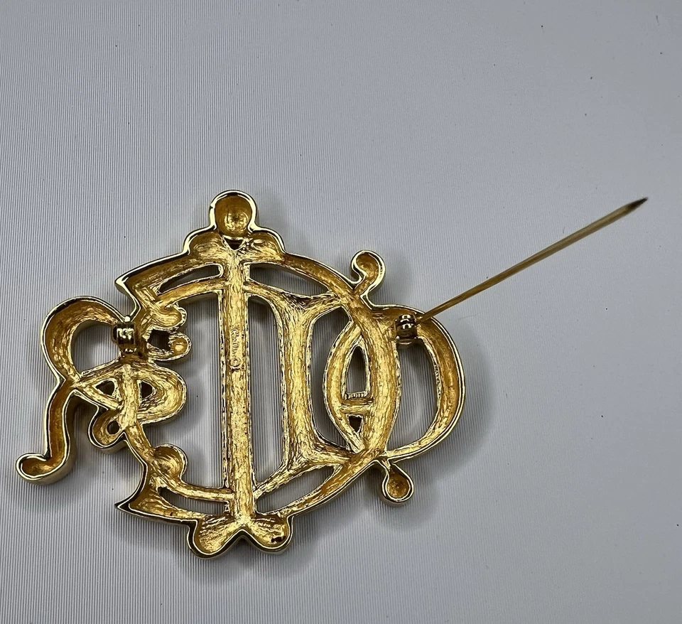 Broche Vintage Christian Dior Logotipo Escrita Dourada Anos 80 C Dior Motivo Pin - Imagem 3 de 4