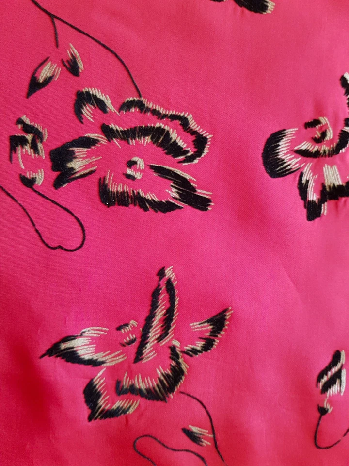 Tissus satiné rouge et fleurs en velours -104 x148 cm - Photo 3/3