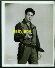 TONY CURTIS VINTAGE 8X10 PHOTO WITH GUN DRAWN 1950 KANSAS RAIDERS