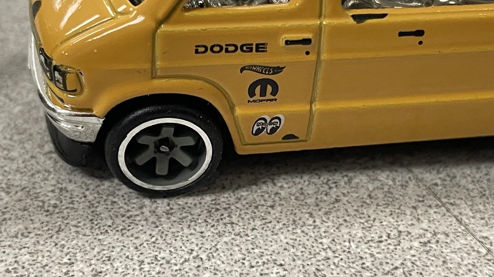 Lote de 2 Hot Wheels Dodge Van Mooneyes Amarillo y Zamac Chief Van Rueda Intercambiada Foto 4 de 4