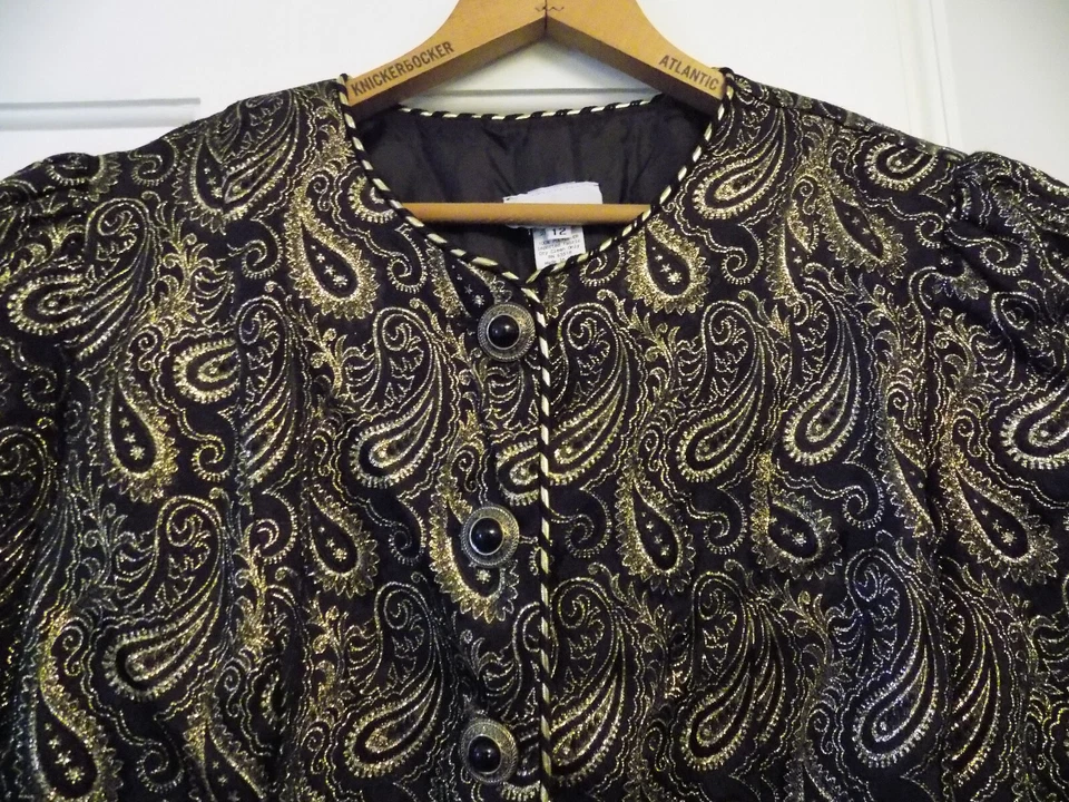 Chaqueta Blazer De Colección Patra EE. UU. Negro y Dorado Paisley Ribete FAB Talla 12 Usada en Excelente Condición Foto 2 de 4