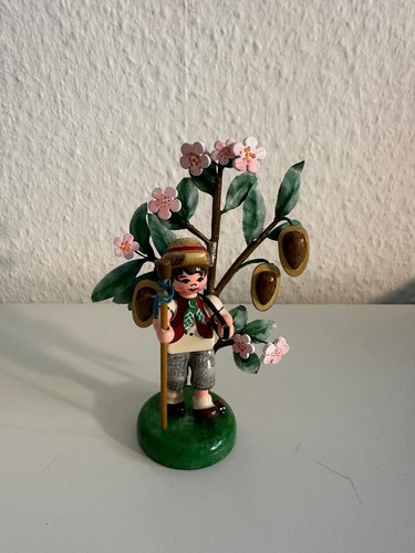 HUBRIG VOLKSKUNST GMBH JAHRESFIGUR 2023 JUNGE MIT MANDELBÄUMCHEN MANDEL WIE NEU! - Bild 6 von 7